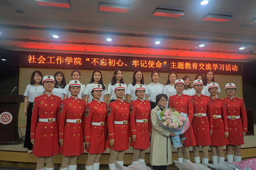 efaed8478e374b259c5e346459e3b63c.jpg 葛兰老师与女民兵、合唱团合影_副本.jpg