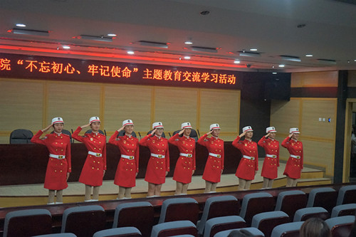 11a80f2d2a8c472393350b44ece1b35b.jpg 女民兵入场敬礼_副本.jpg