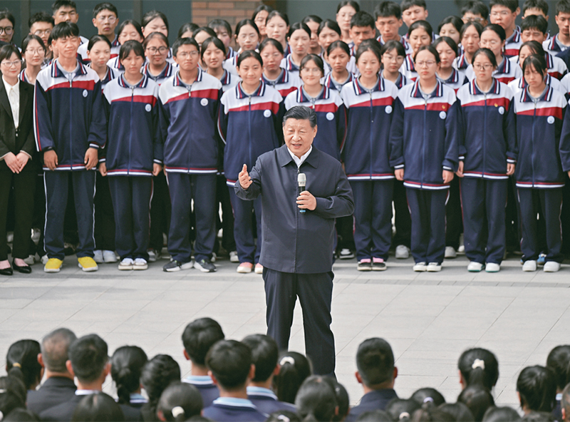 2024年6月18日至19日,中共中央总书记、国家主席、中央军委主席习近平在青海考察。这是18日下午,习近平在果洛西宁民族中学考察时,同师生们亲切交流。 2024年6月18日至19日,中共中央总书记、国家主席、中央军委主席习近平在青海考察。这是18日下午,习近平在果洛西宁民族中学考察时,同师生们亲切交流。