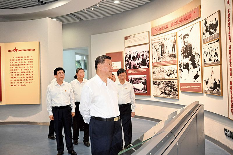 2024年10月15日至16日,中共中央总书记、国家主席、中央军委主席习近平在福建考察。这是15日下午,习近平在漳州市东山县谷文昌纪念馆考察。 新华社记者 谢环驰/摄
