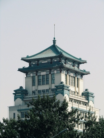 有钟表的建筑
描述已自动生成