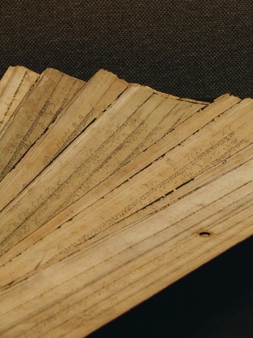 木桌子上
中度可信度描述已自动生成