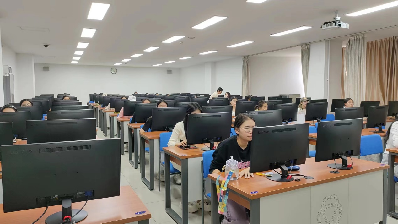 E:\Joanne\3 学生\学生项目\2023外研社国才杯理解当代中国全国大学生外语能力大赛-英语写作,阅读大赛\阅读大赛\初赛赛场照片.jpg