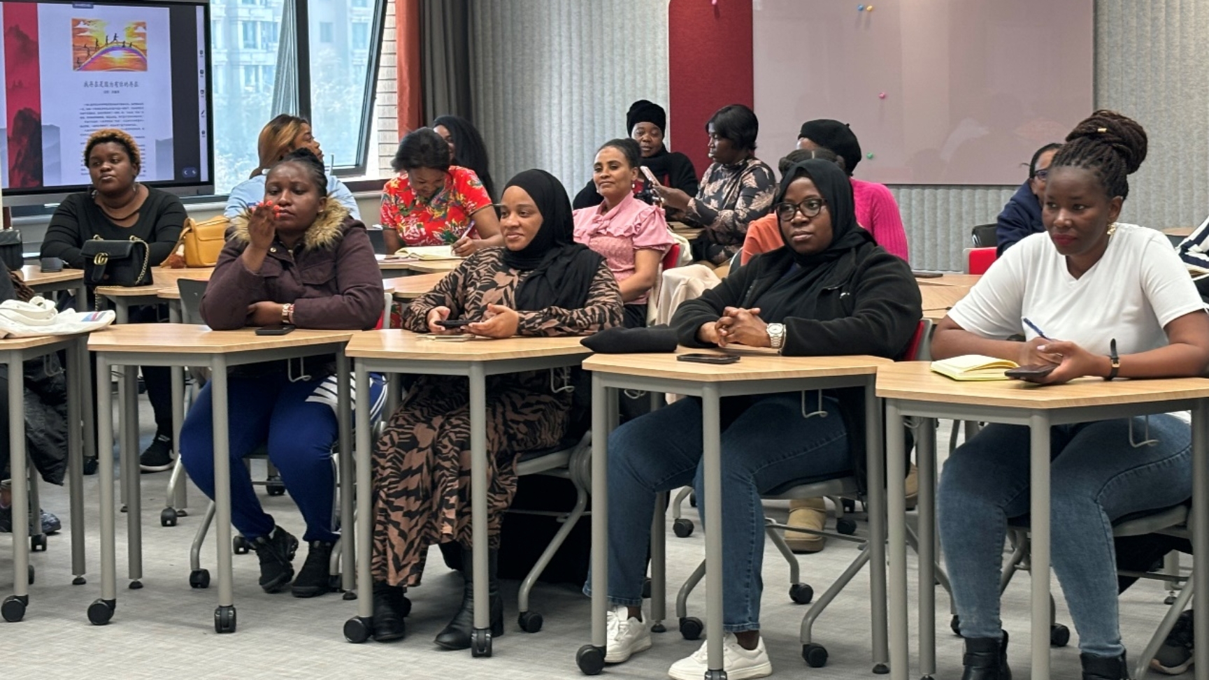 一群人在餐厅的椅子上
描述已自动生成