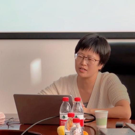 桌子前的人
描述已自动生成 桌子前的人
描述已自动生成